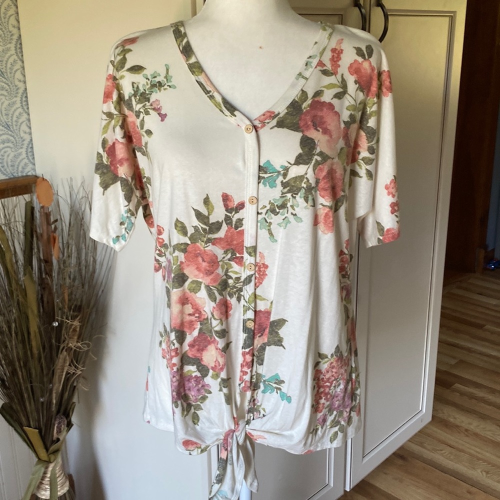 Floral tie front blouse. NWT